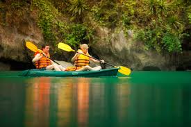 Kayak à la baie d'Along
